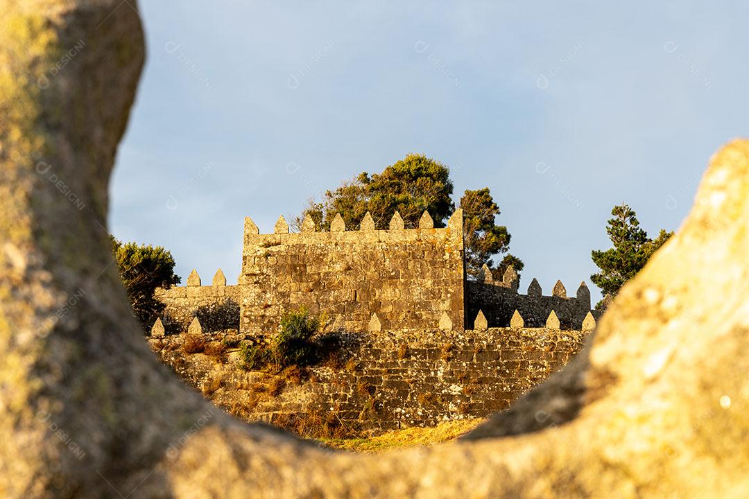 Torre da Fortaleza Emoldurada por Uma Pedra Curva Em Baiona, Galiza, Spai Imagem JPG