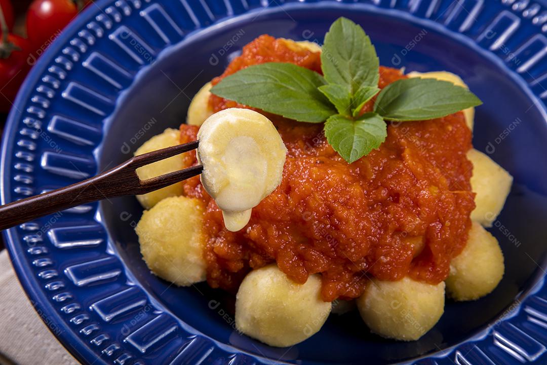 Restaurante Nhoque Calabresa E Frango Imagem JPG