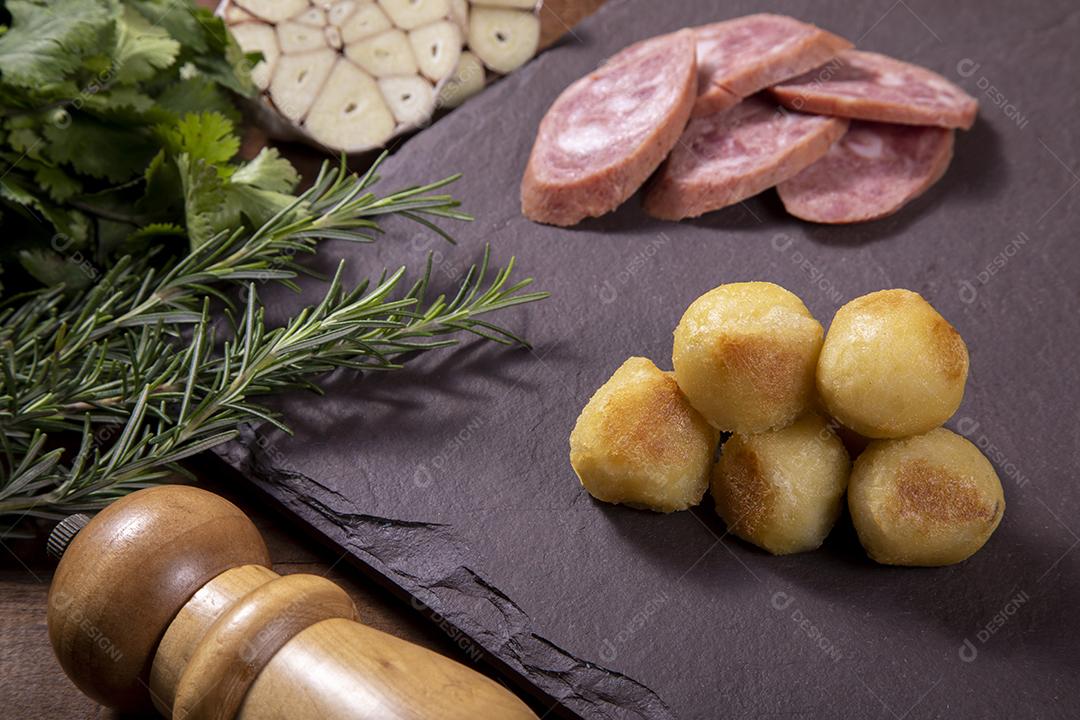 Restaurante Nhoque Calabresa E Frango Imagem JPG