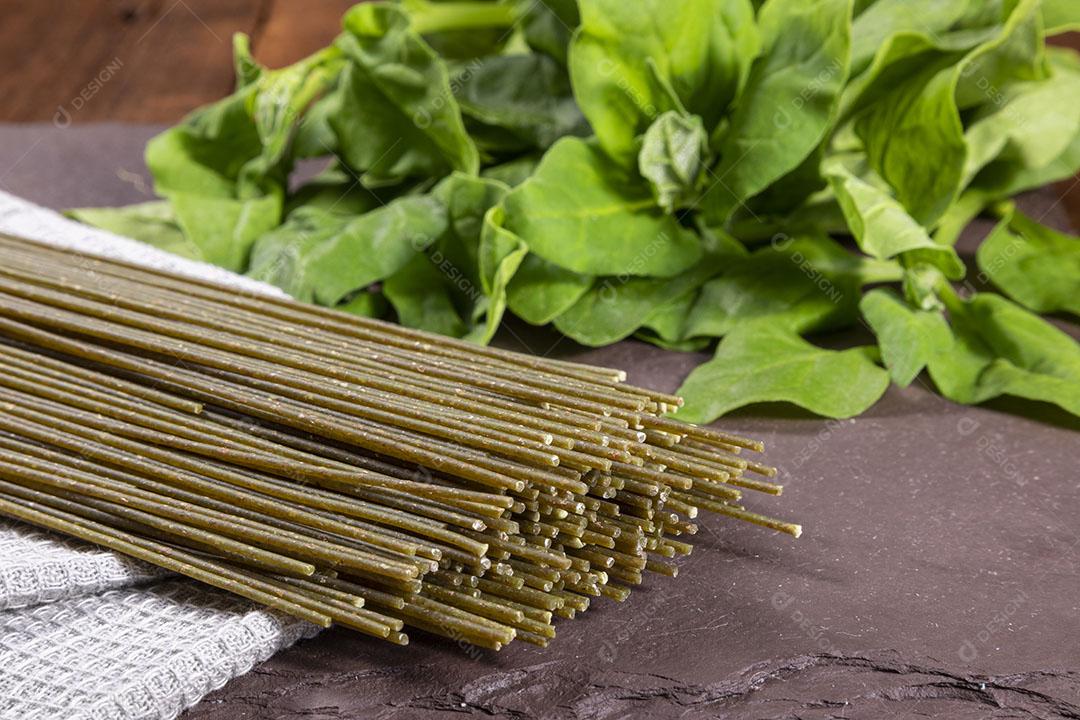 Vegetariano Macarrão Vegan De Espinafre Comida Saudável Imagem JPG