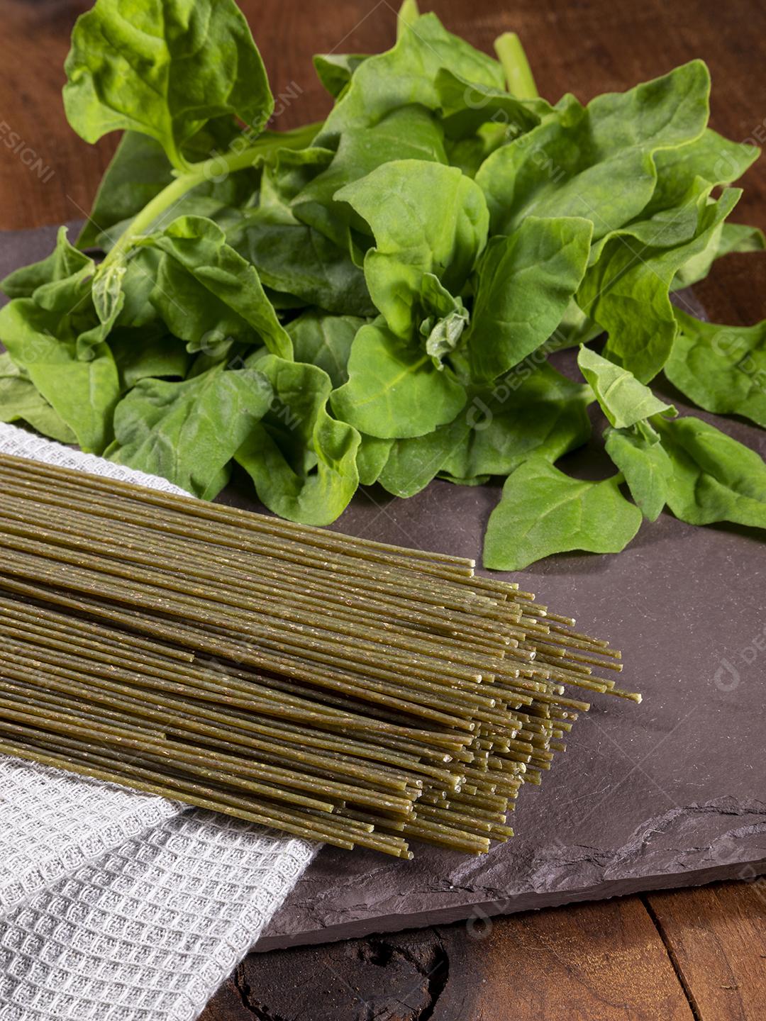 Vegetariano Macarrão Vegan De Espinafre Comida Saudável Imagem JPG