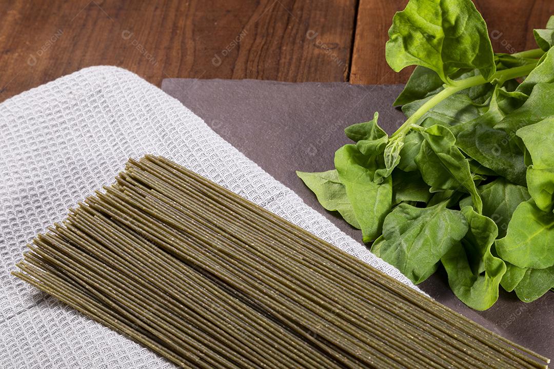 Vegetariano Macarrão Vegan De Espinafre Comida Saudável Imagem JPG