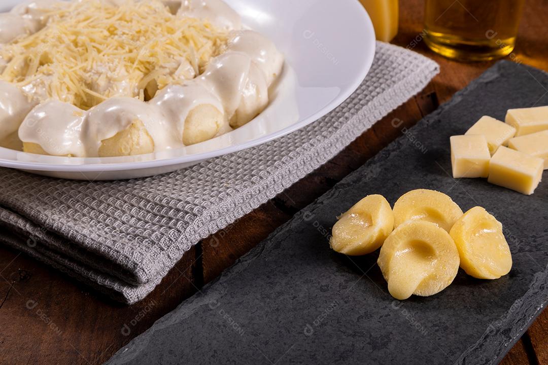 Restaurante Nhoque Vermelho E Bolonhesa Imagem JPG