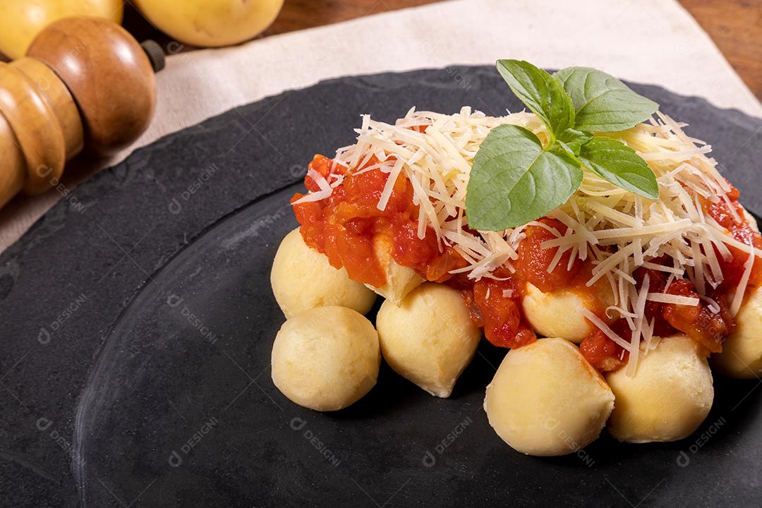 Restaurante Nhoque Vermelho E Bolonhesa Imagem JPG