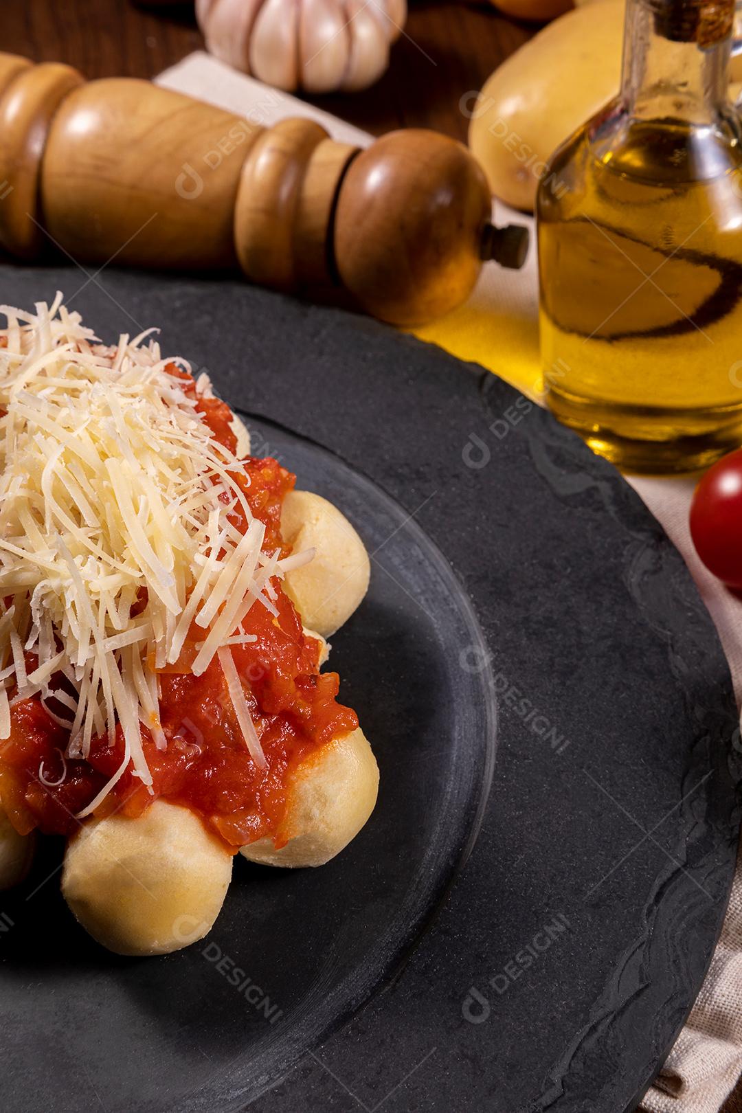 Restaurante Nhoque Vermelho E Bolonhesa Imagem JPG