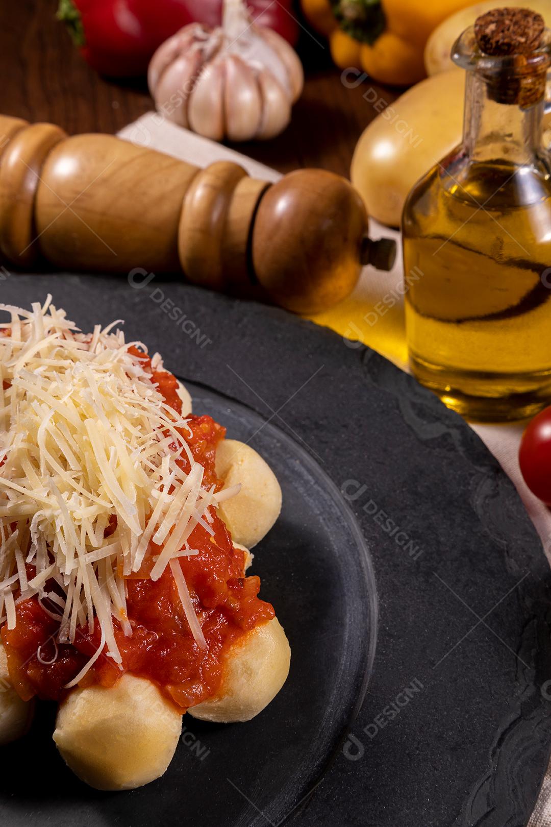 Restaurante Nhoque Vermelho E Bolonhesa Imagem JPG