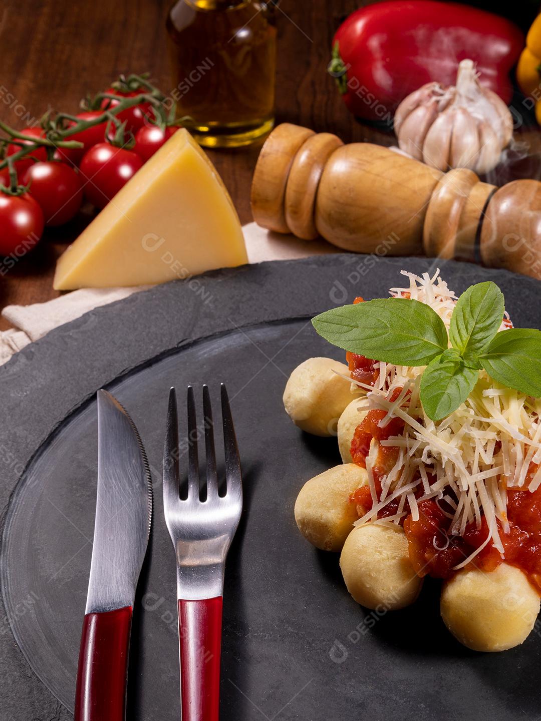 Restaurante Nhoque Vermelho E Bolonhesa Imagem JPG