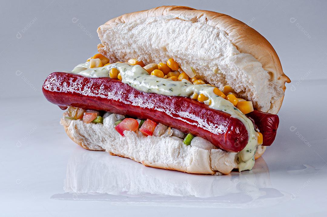 Cachorro-Quente Tradicional Sanduíche Servido Com Linguiça Molho de Batata Frita no Pão Especial