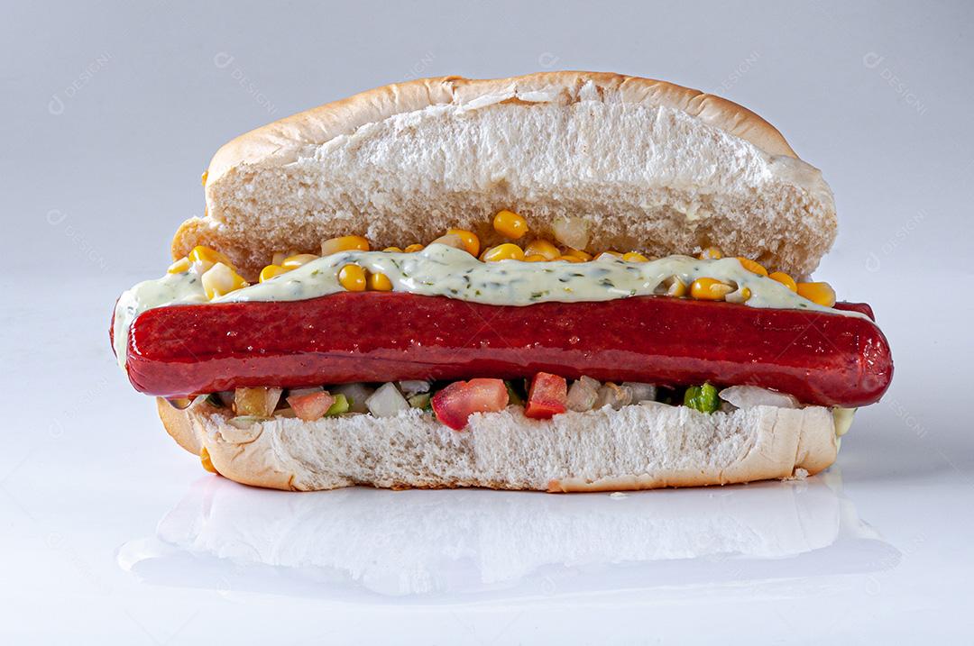 Cachorro-Quente Tradicional Sanduíche Servido Com Linguiça Molho de Batata Frita no Pão Especial