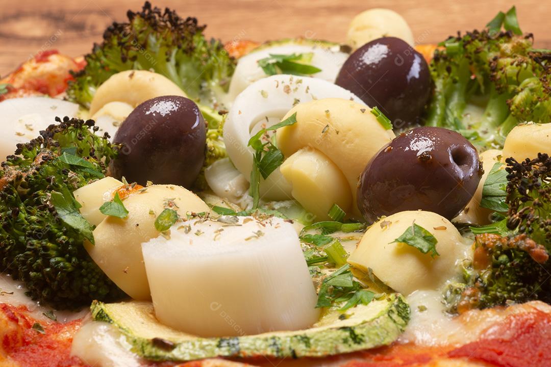 Pizza Vegetariana, Com Brócolis, Palmito, Azeitonas e Abobrinha, Servida Em Uma Rústica Mesa de Madeira