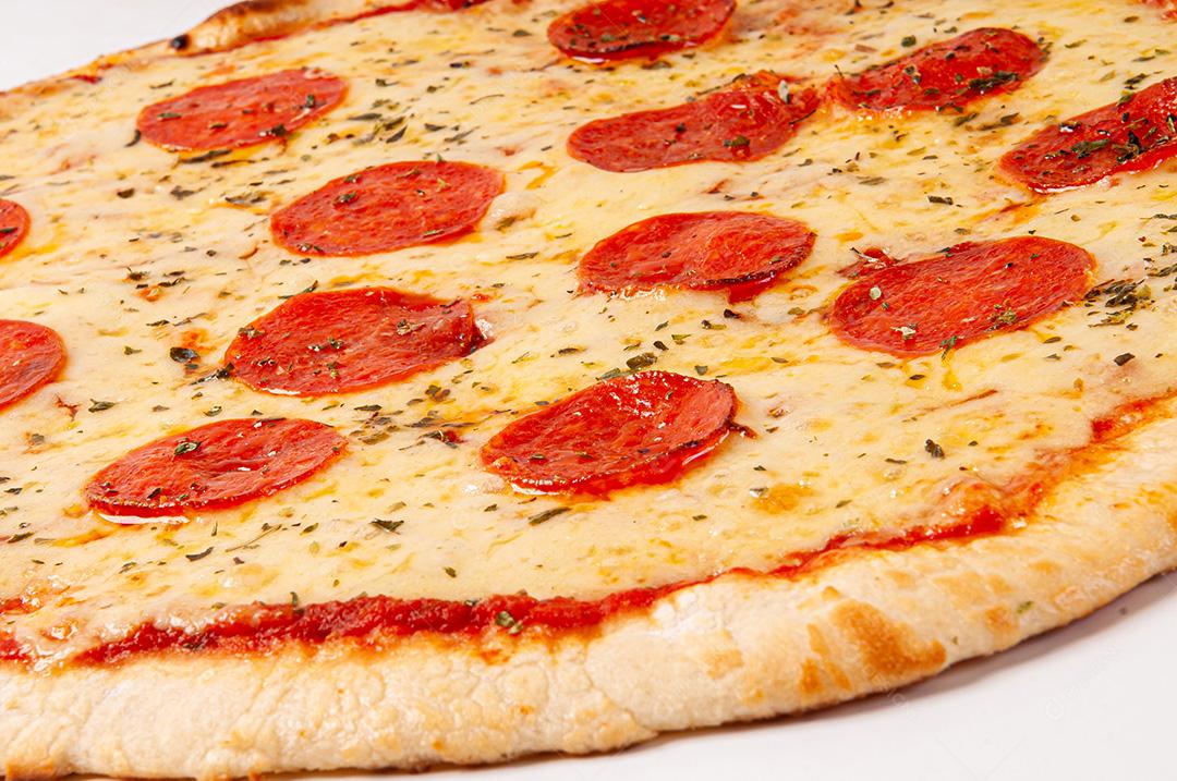 Pizza De Calabresa Em Fundo Branco