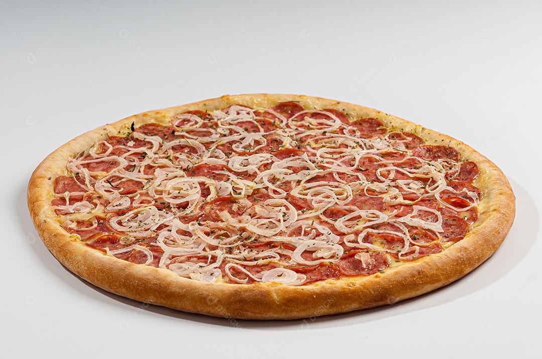 Pizza de Calabresa Com Cebola em Fundo Branco