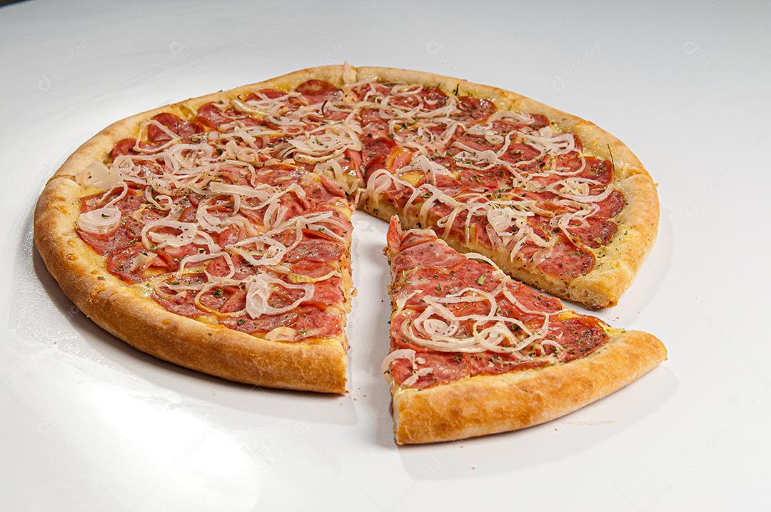 Pizza de Calabresa Com Cebola em Fundo Branco