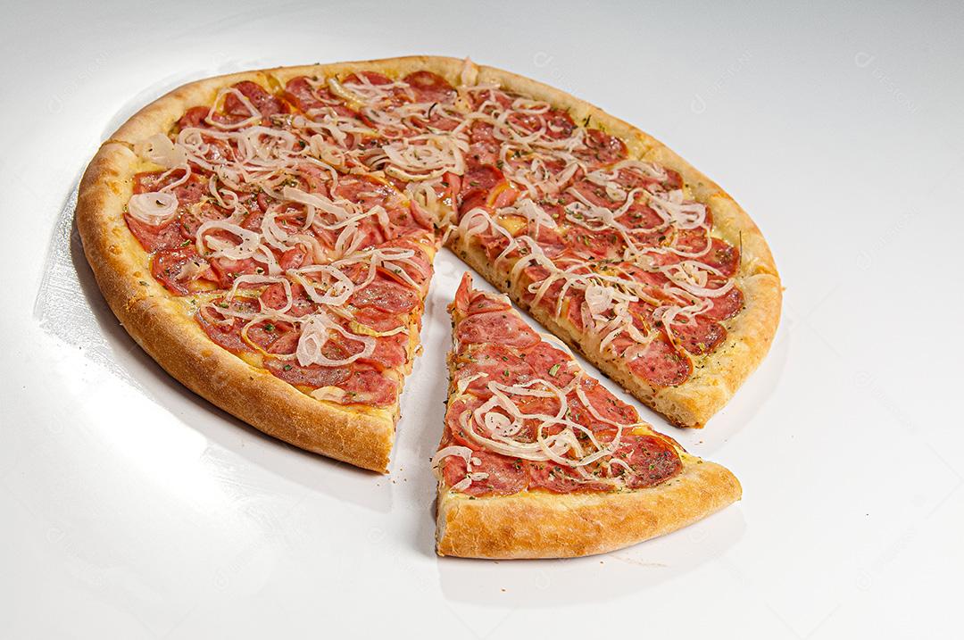 Pizza de Calabresa Com Cebola em Fundo Branco