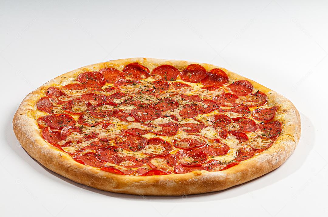 Pizza De Calabresa Em Fundo Branco