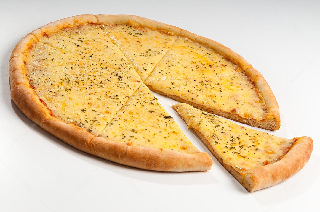 Pizza De Mussarela Tradicional Em Fundo Branco