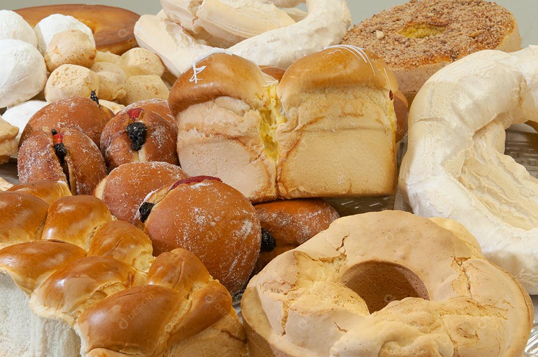 Várias Opções De Bolos Doces E Salgados Sobre Mesa Com Pano Branco