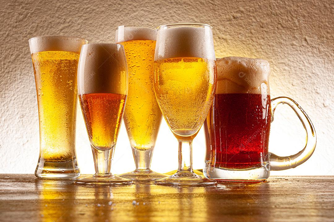Vários Tipos De Cervejas Servidas Em Copos E Canecas De Cristal Na Mesa De Madeira Rústica