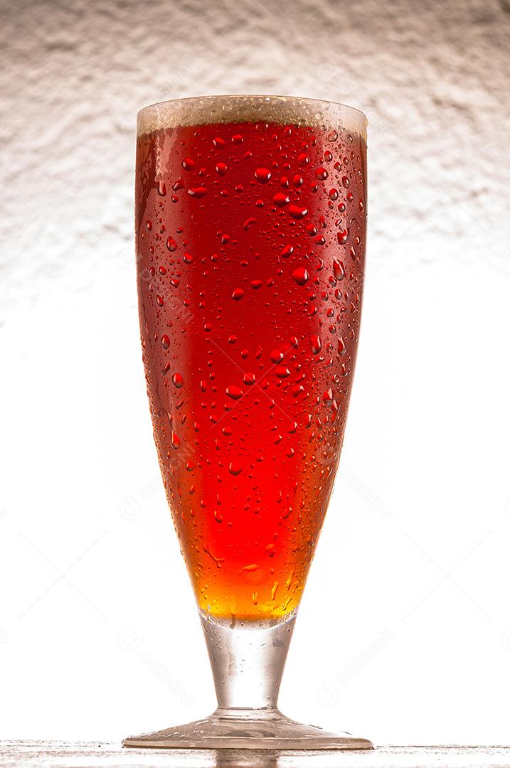 Copo De Cristal Com Cerveja Ale Vermelha Gelada Na Mesa De Madeira E Fundo Branco