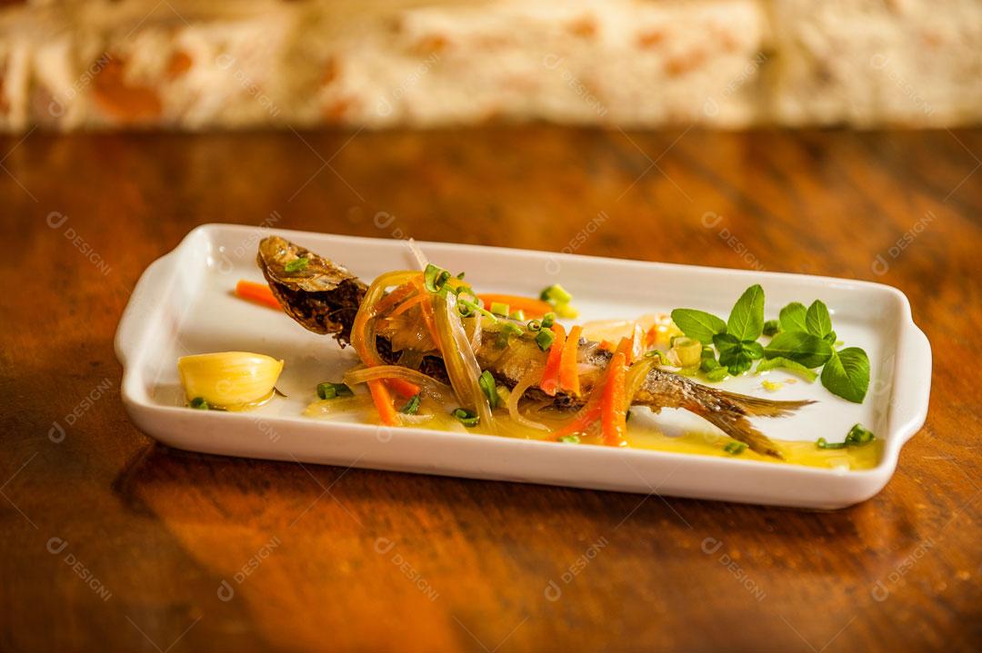 Prato de Comida com Peixe e Verduras Encima de Mesa Imagem JPG