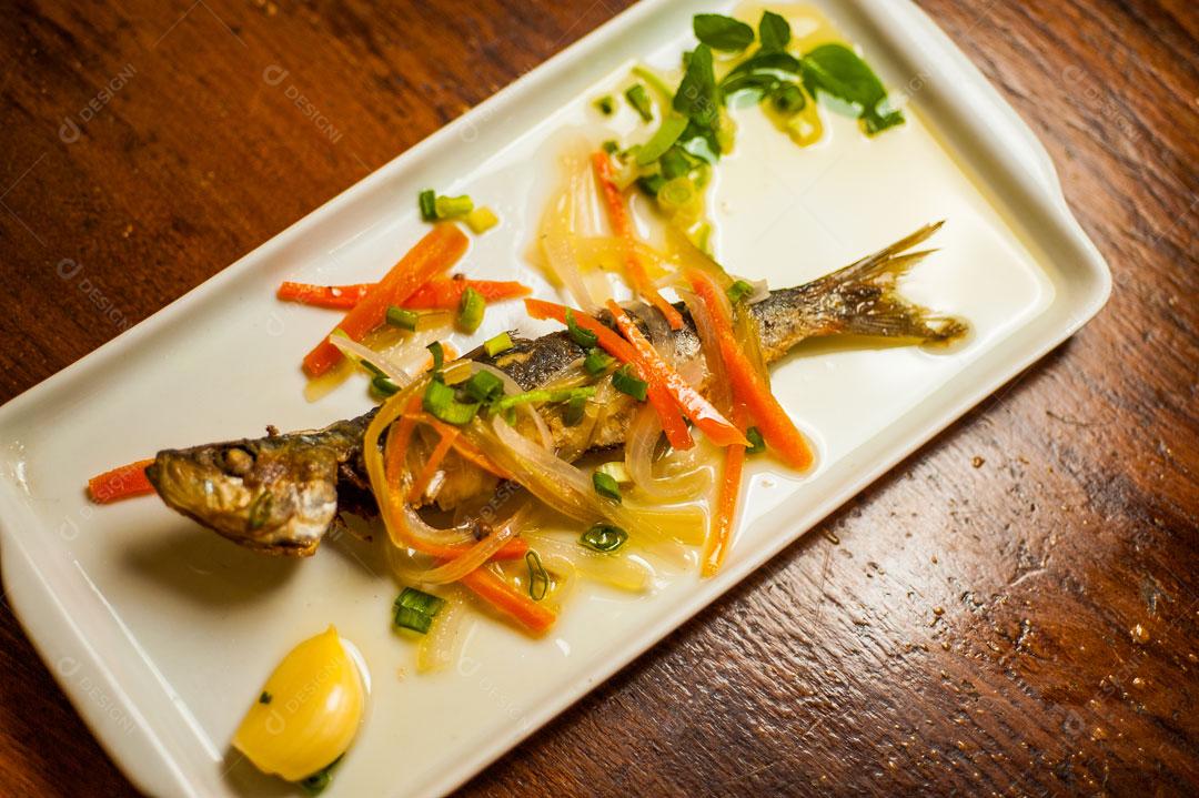 Prato de Comida com Peixe e Verduras Encima de Mesa Imagem JPG