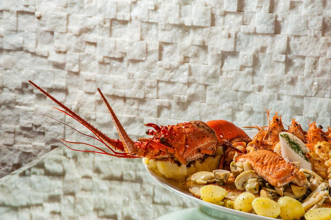 Prato de Comida Japonesa Encima de Mesa Imagem JPG