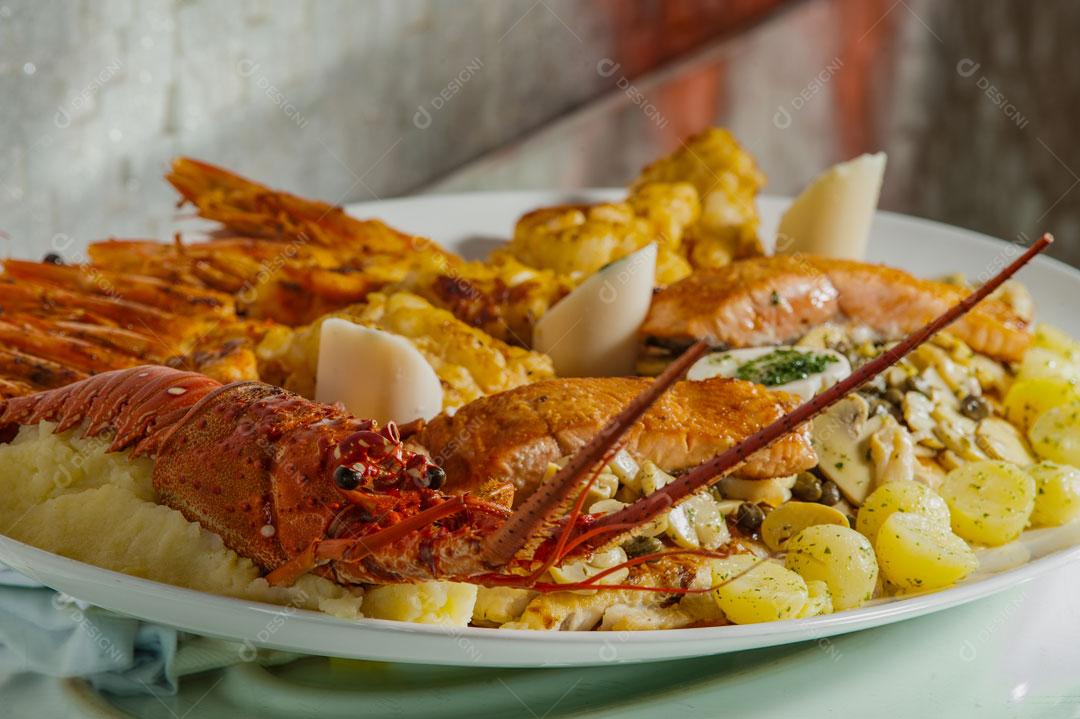 Prato de Comida Japonesa Encima de Mesa Imagem JPG