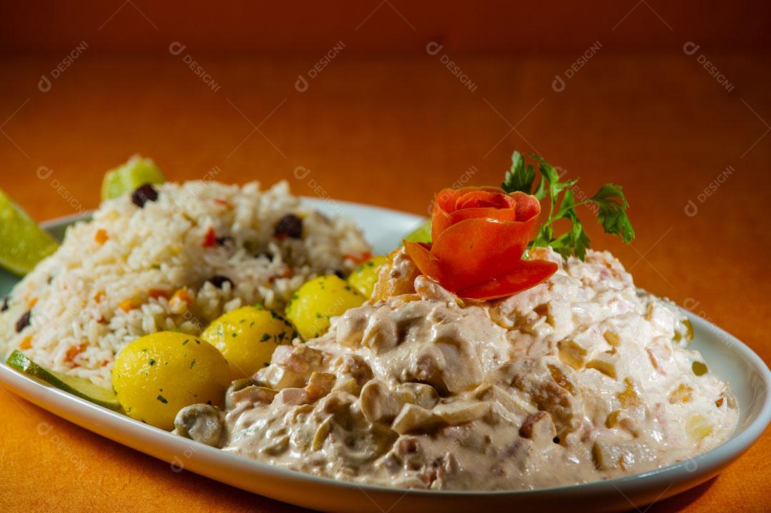 Prato de Comida Japonesa Sushi Imagem JPG