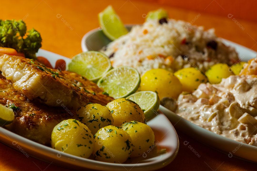 Prato de Comida Peixe com Batatas Assadas