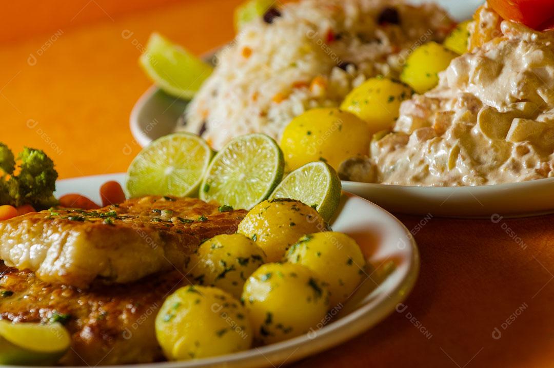 Prato de Comida Peixe com Batatas Assadas