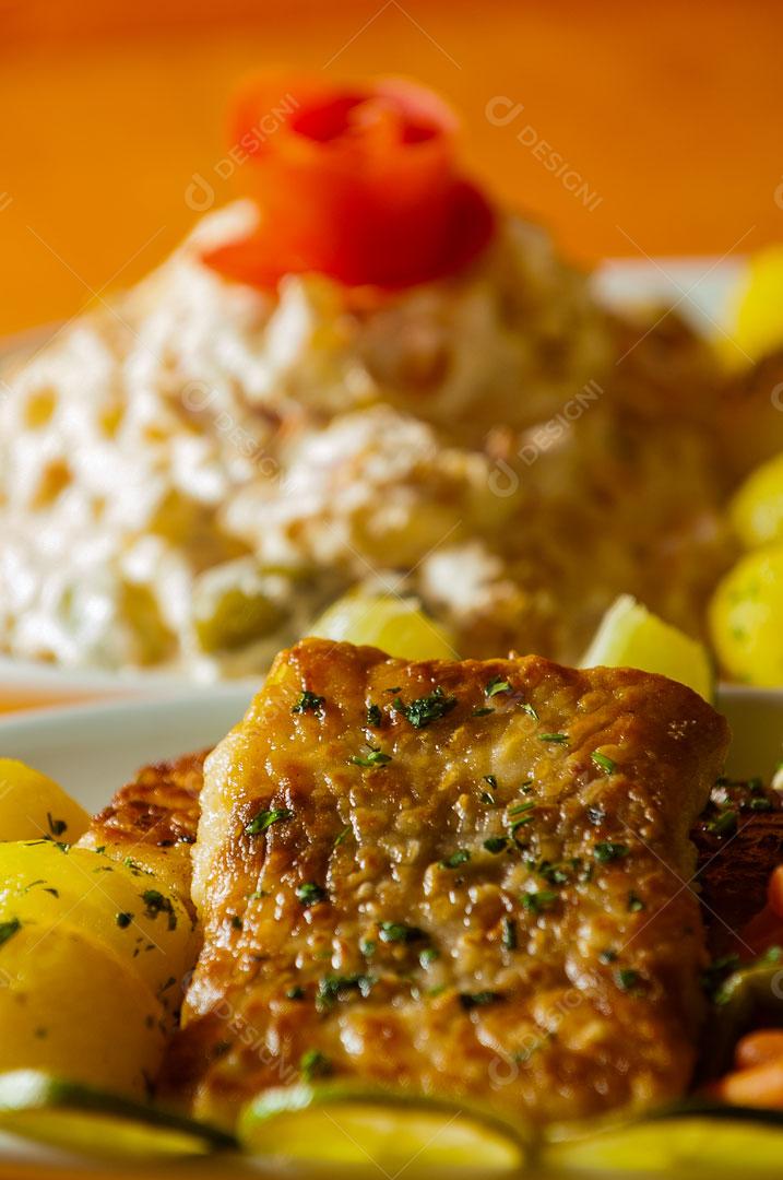 Prato de Comida com Peixe e Verduras Encima de Mesa