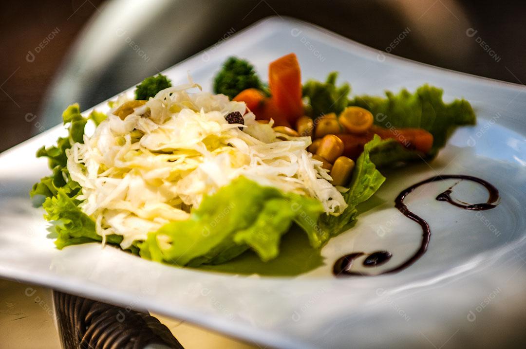 Prato de Salada Com Alface e Legumes