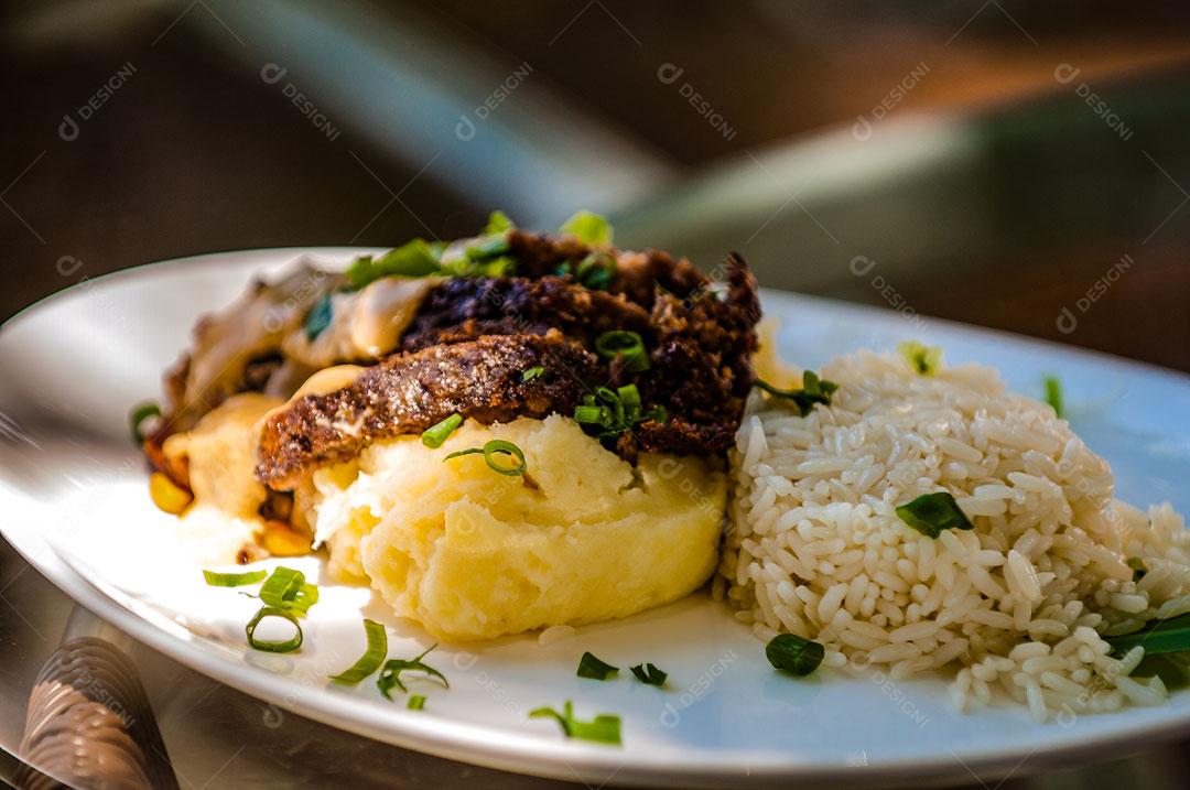 Prato Com Purê de Batata Carne e Arroz