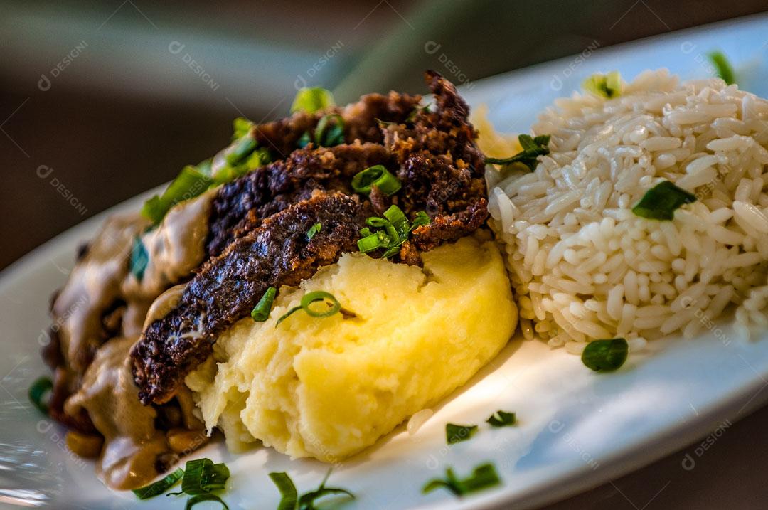 Prato de Comida Arroz Carne e Purê de Batata
