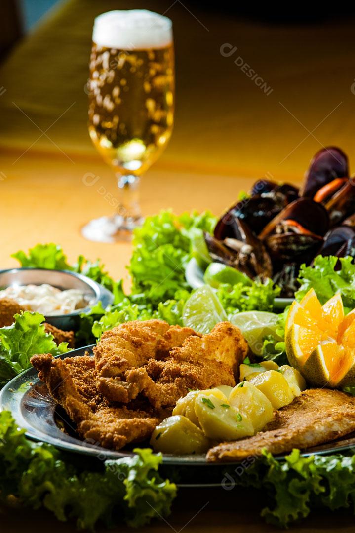 Iscas de Peixe com Condimentos Cerveja e Mexilhões ao Fundo
