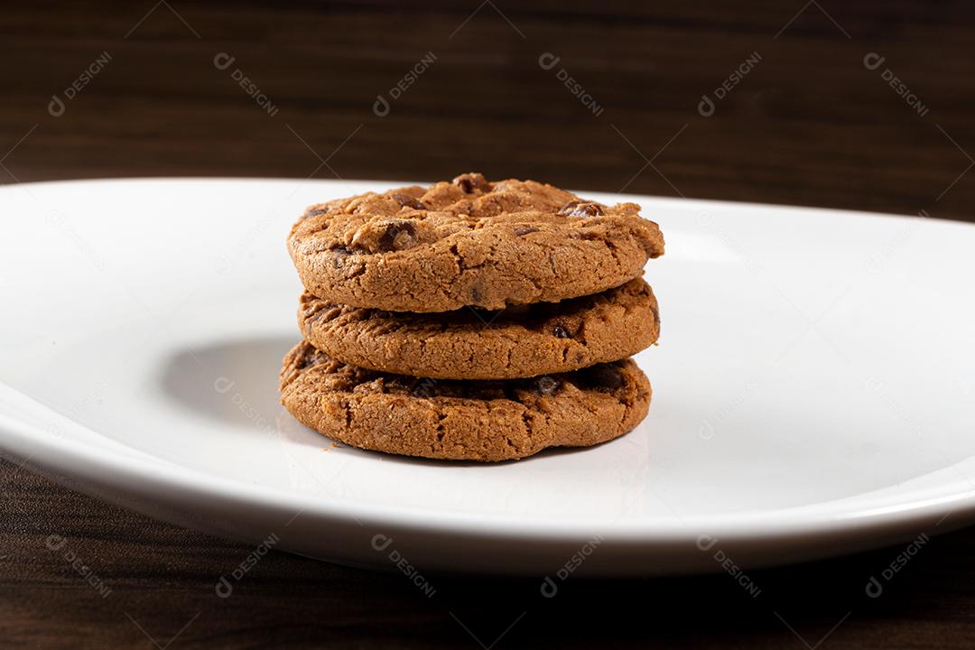Cookies Com Gotas De Chocolate Em Um Prato Sobre A Mesa Imagem JPG
