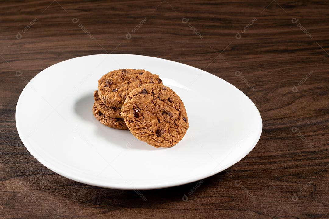 Cookie Com Gotas De Chocolate Em Um Prato Sobre A Mesa Imagem JPG