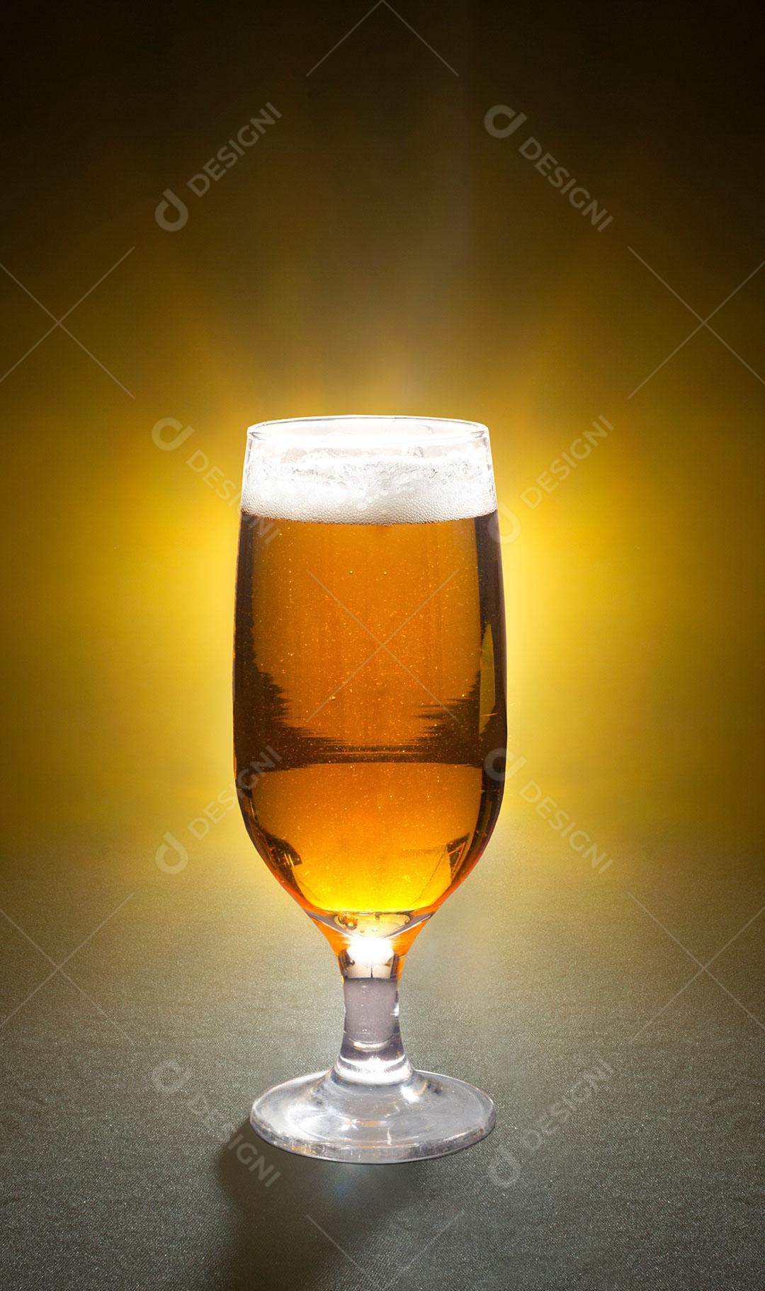 Copo de Cerveja Isolado Em Um Fundo Amarelo Brilhante Imagem JPG