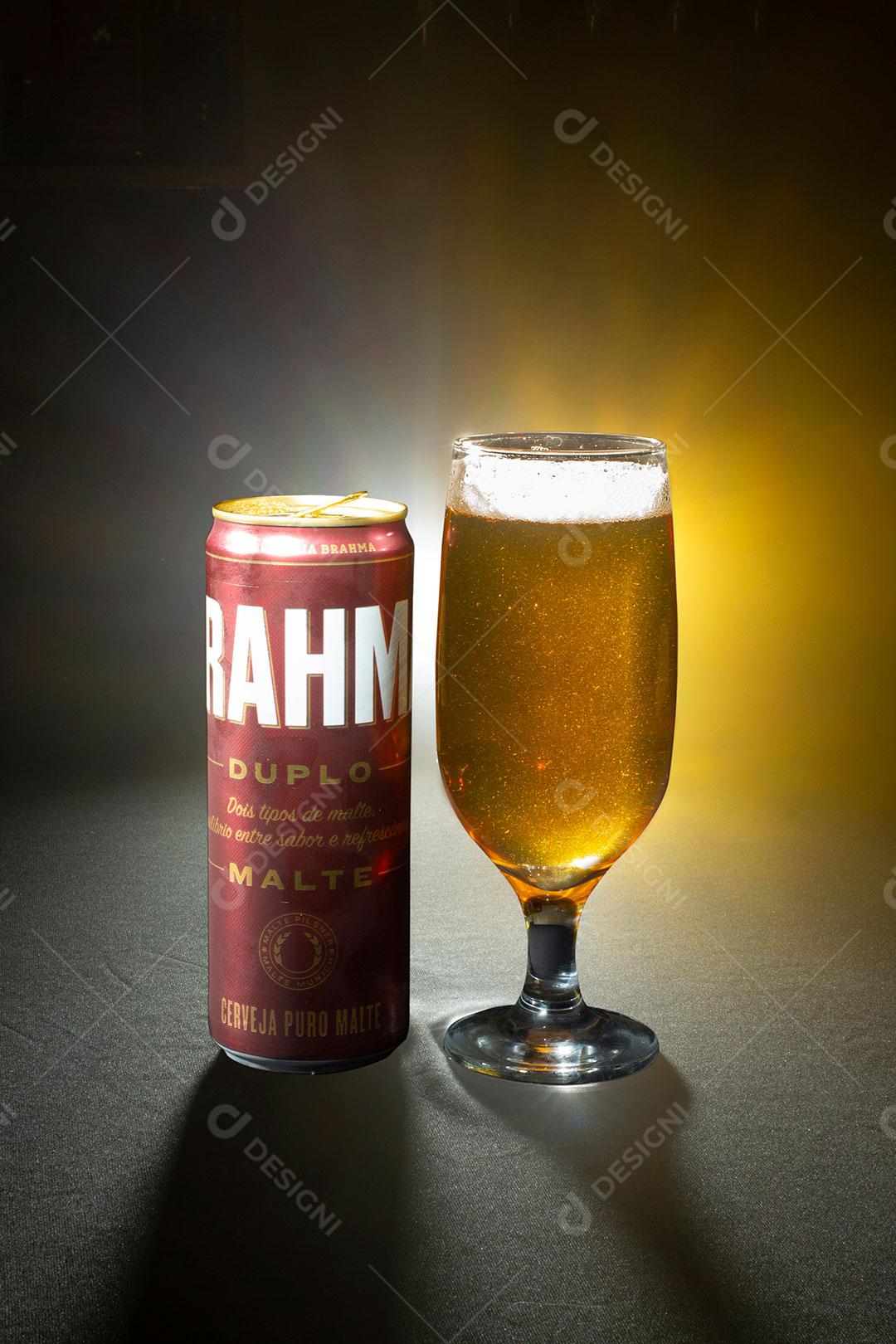 Copo de Cerveja E Lata de Cerveja Brahma Isolado Em Um Fundo Amarelo Brilhante Imagem JPG