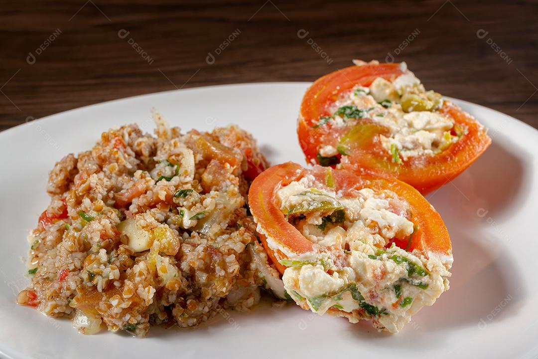 Salada Tabule Com Tomate Recheado Comida Vegetariana Prato Imagem JPG