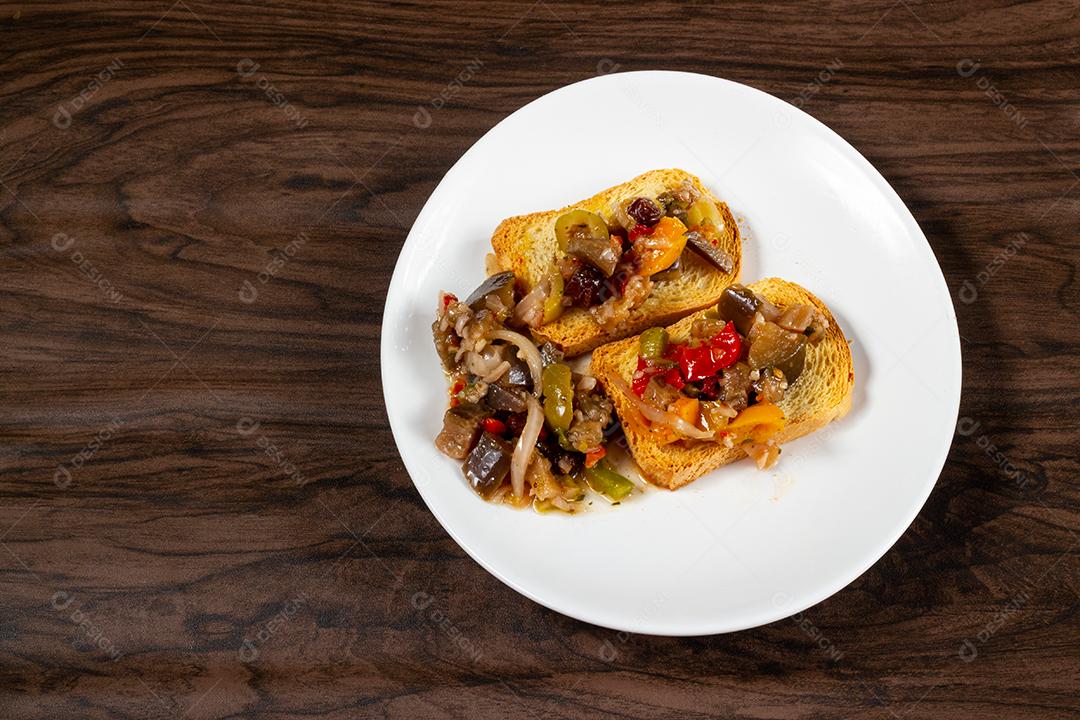 Aperitivo De Berinjela Feito Com Pimenta Amarela Cebola  Passas E Azeite  Imagem JPG