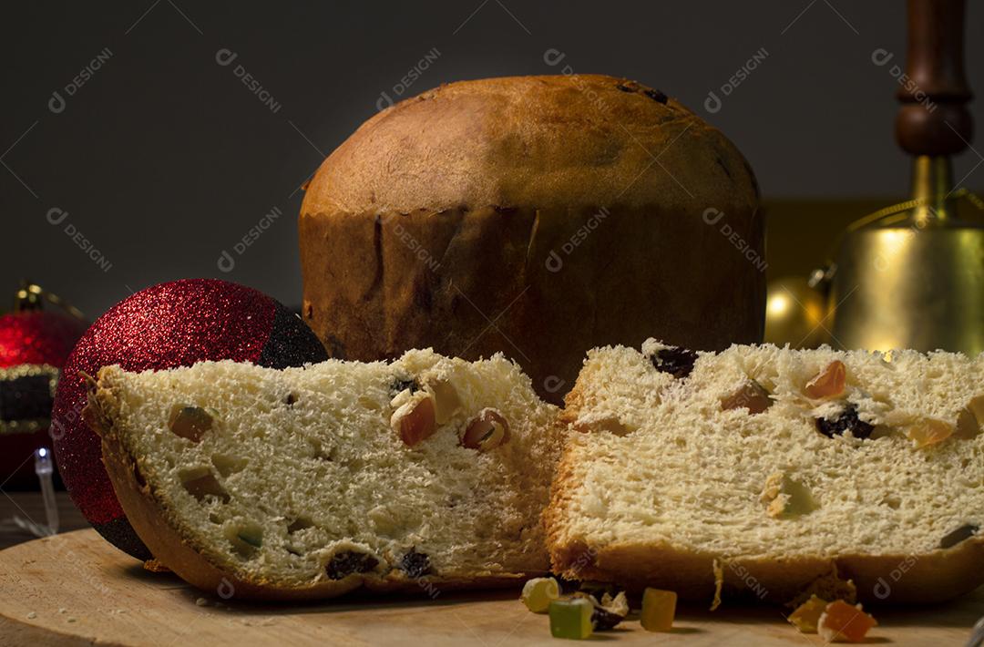 Panetone de Bolo de Natal e Panetone de Chocolate Com Decorações de Natal Imagem JPG