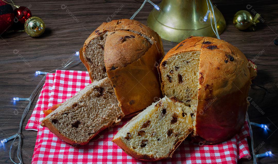 Panetone de Bolo de Natal e Panetone de Chocolate Com Decorações de Natal Imagem JPG