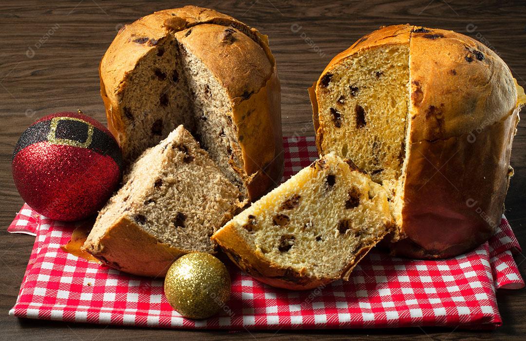 Panetone de Bolo de Natal e Panetone de Chocolate Com Decorações de Natal Imagem JPG