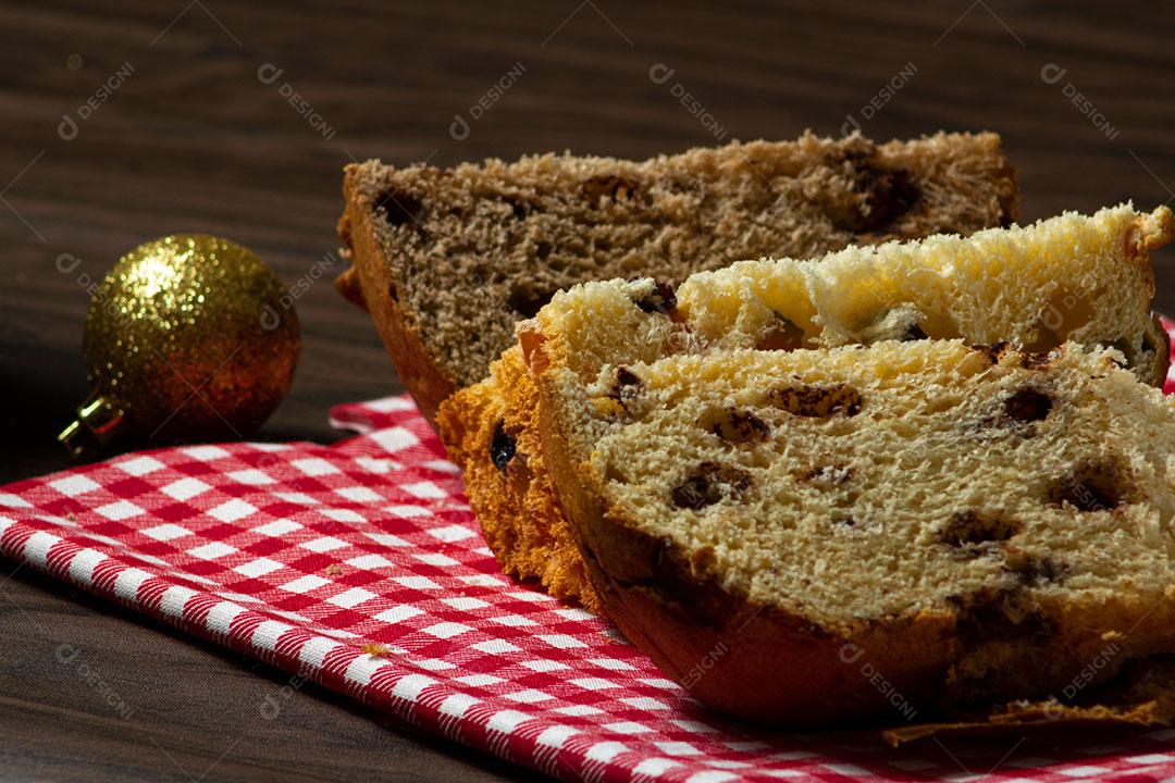 Fatia de Panetone de Chocolate Em Uma Tábua de Madeira Com Enfeites de Natal Imagem JPG