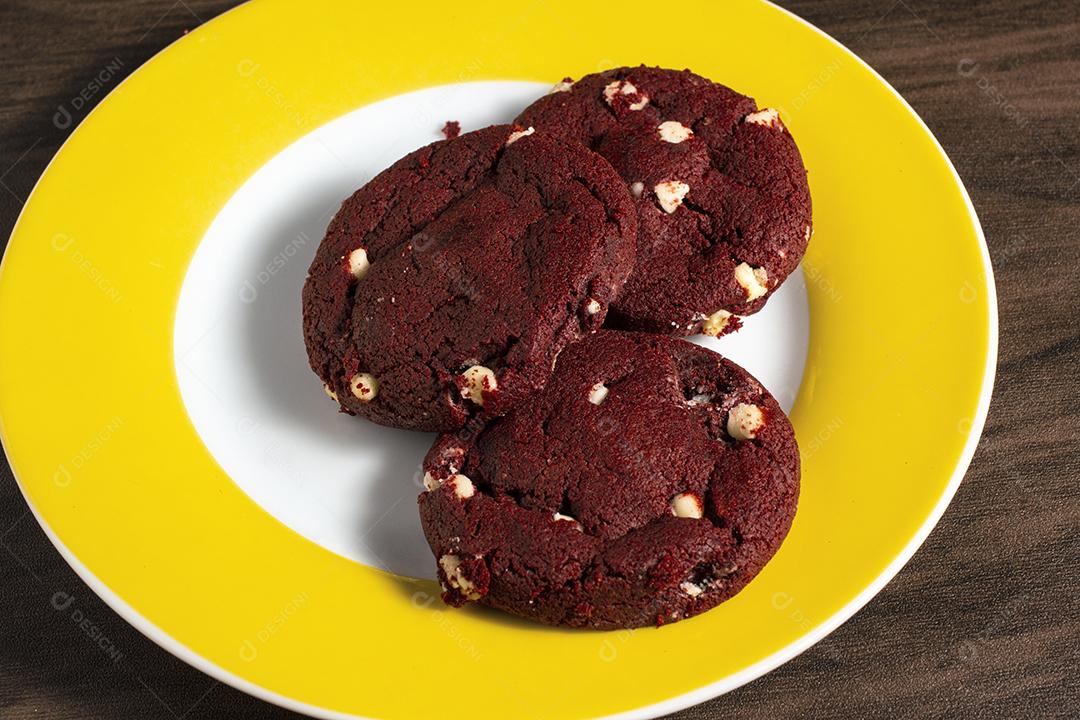 Cookie de Veludo Vermelho Com Chocolate Branco na Mesa de Madeira Escura Imagem JPG