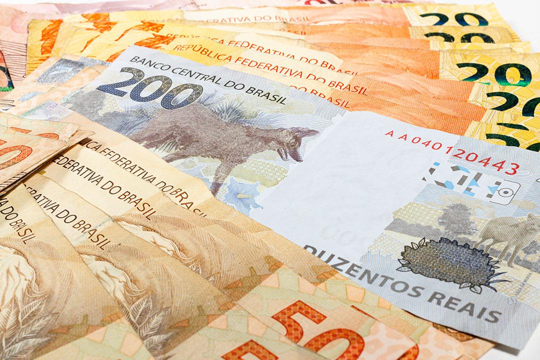 Nota de Dinheiro Brasileiro Duzentas Notas, Dez, Vinte e Cinquenta Reais Imagem JPG