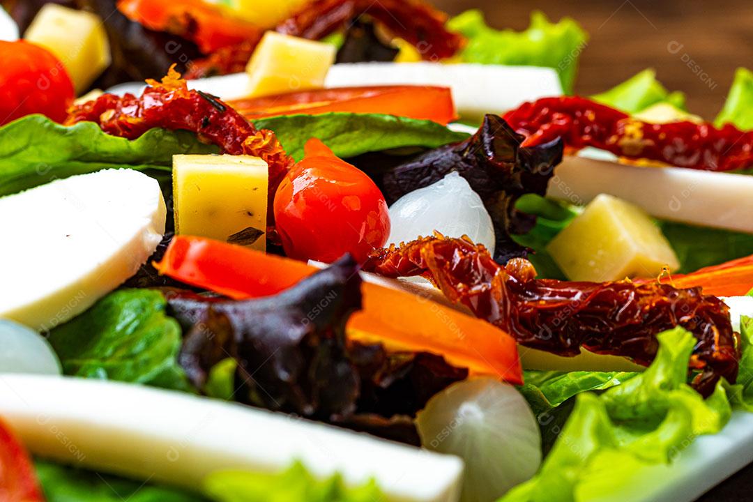 Foto Salada Tropical Servida Alface Tomate Tomate Seco Imagem JPG