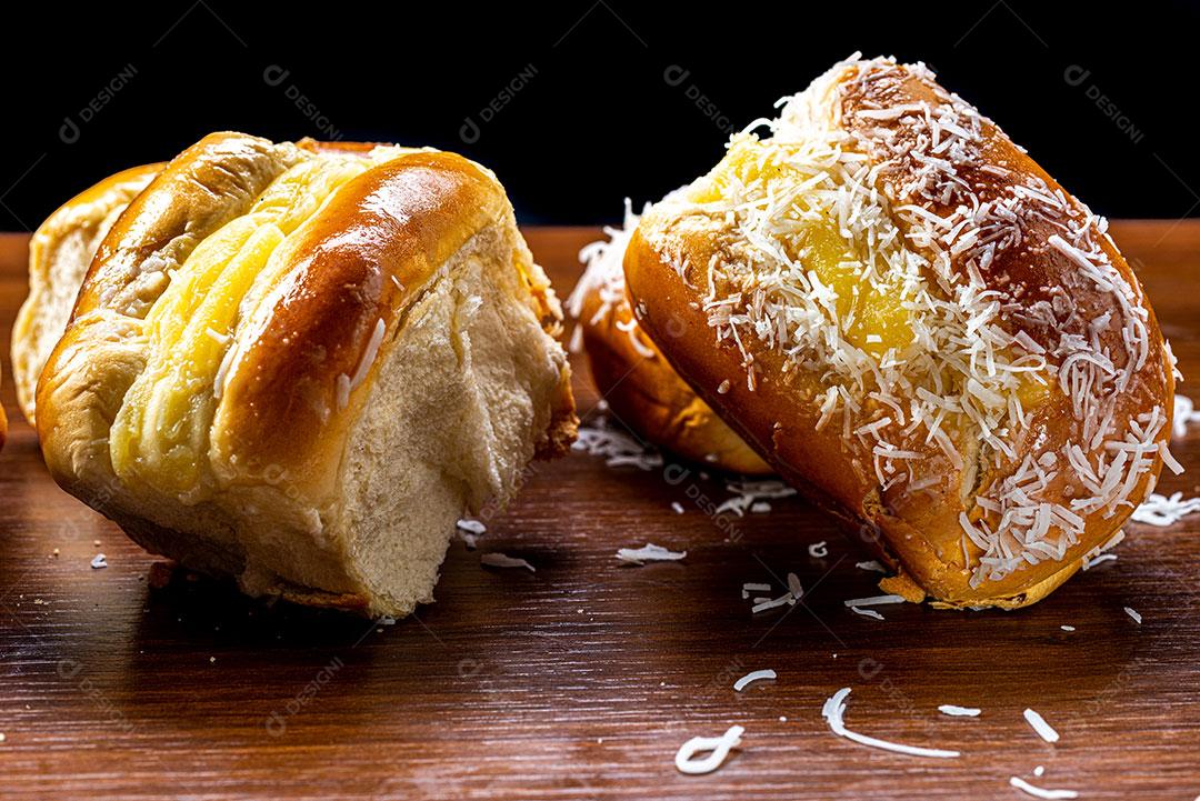 Pão Doce Com Creme de Baunilha Imagem JPG