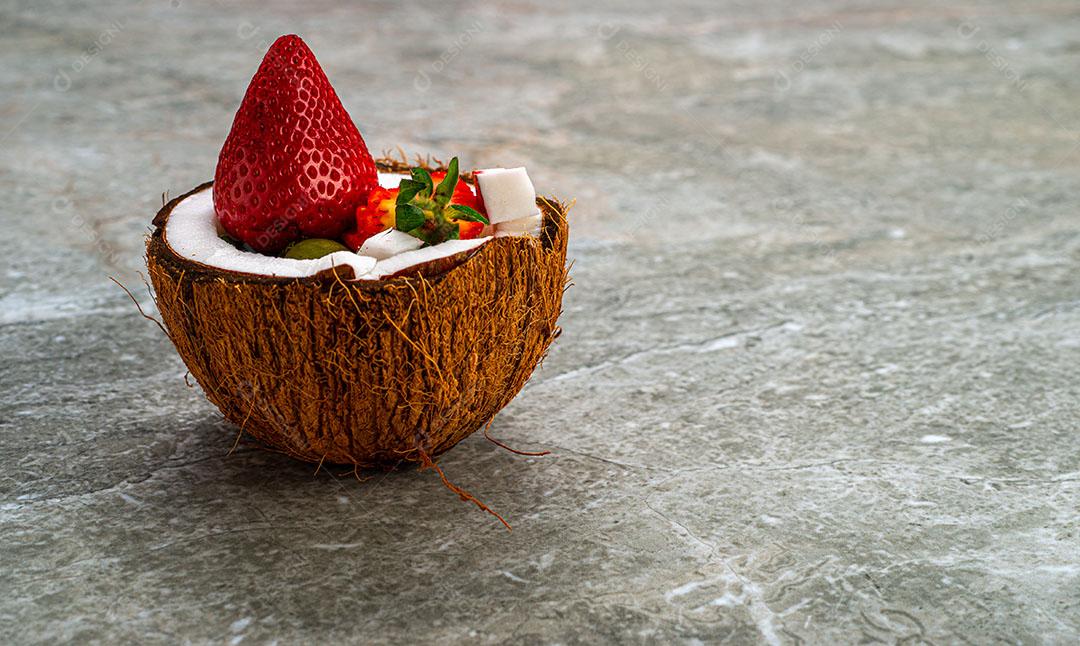 Foto Frutas Morango Coco Encima Mesa Imagem JPG